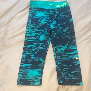 Nike Women’s Pro Capri Leggings medium